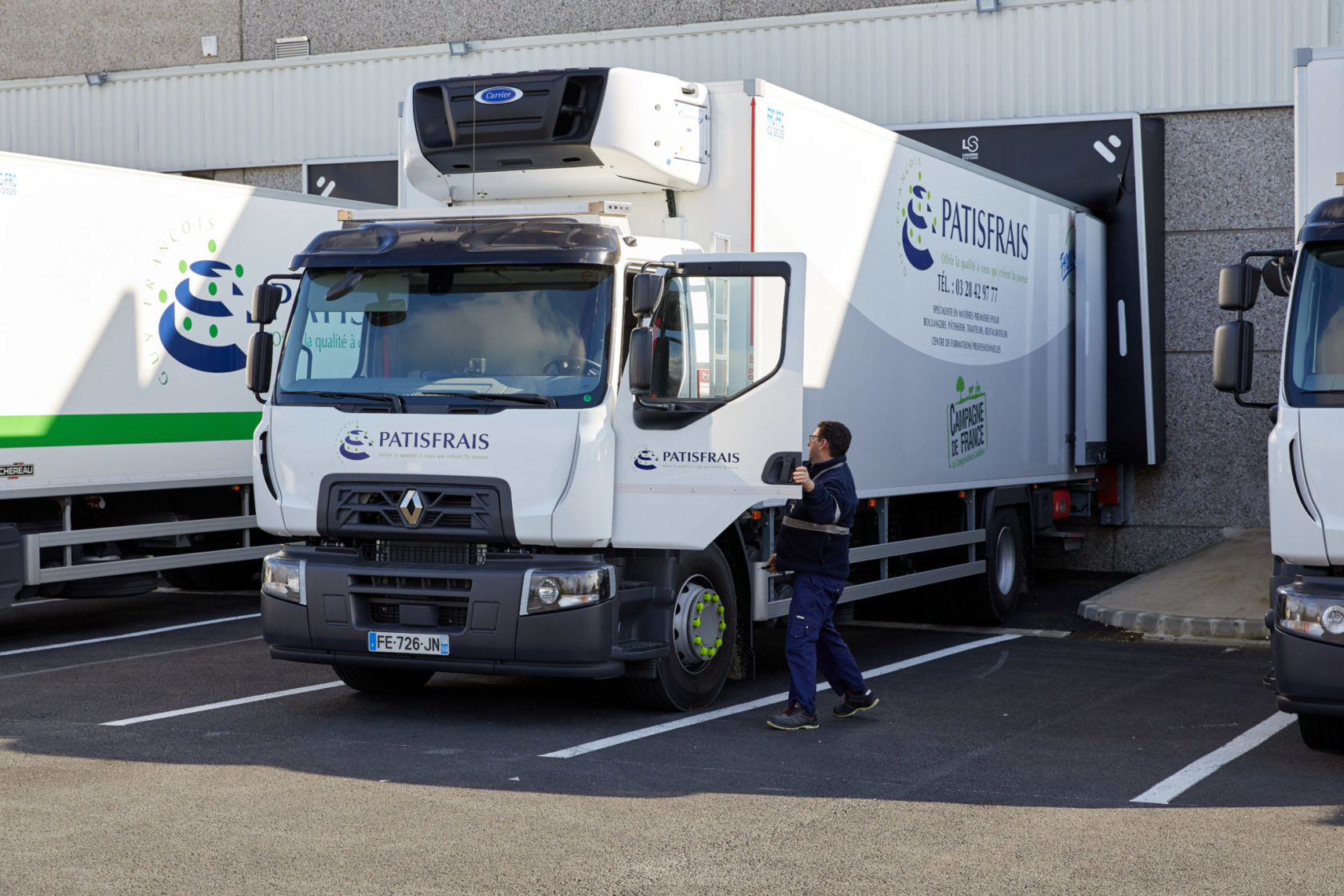 Photo d'un chauffeur qui descend d'un camion Patisfrais